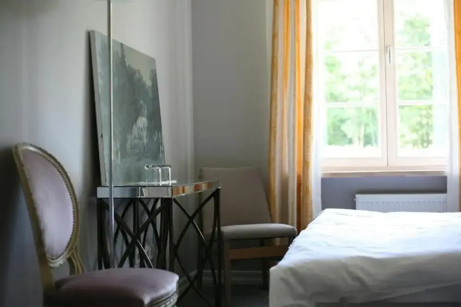 Lake & Library Hotel