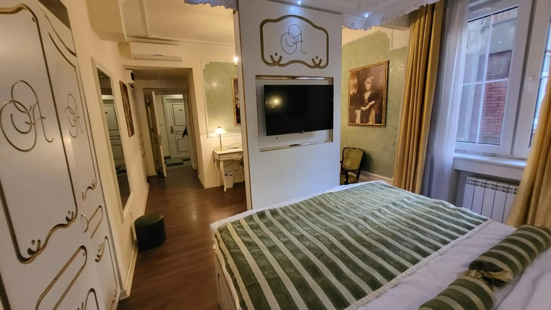 Queen's Astoria Design Hotel