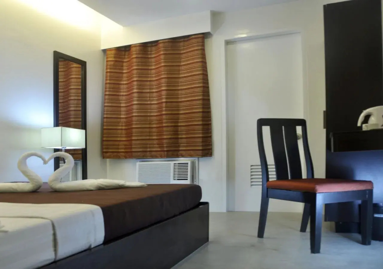 One Hive Hotel and Suites