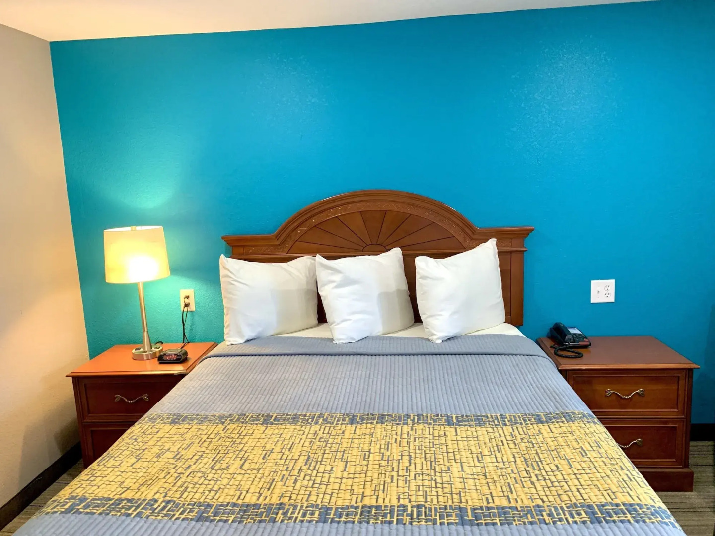 Hometowne Inn & Suites