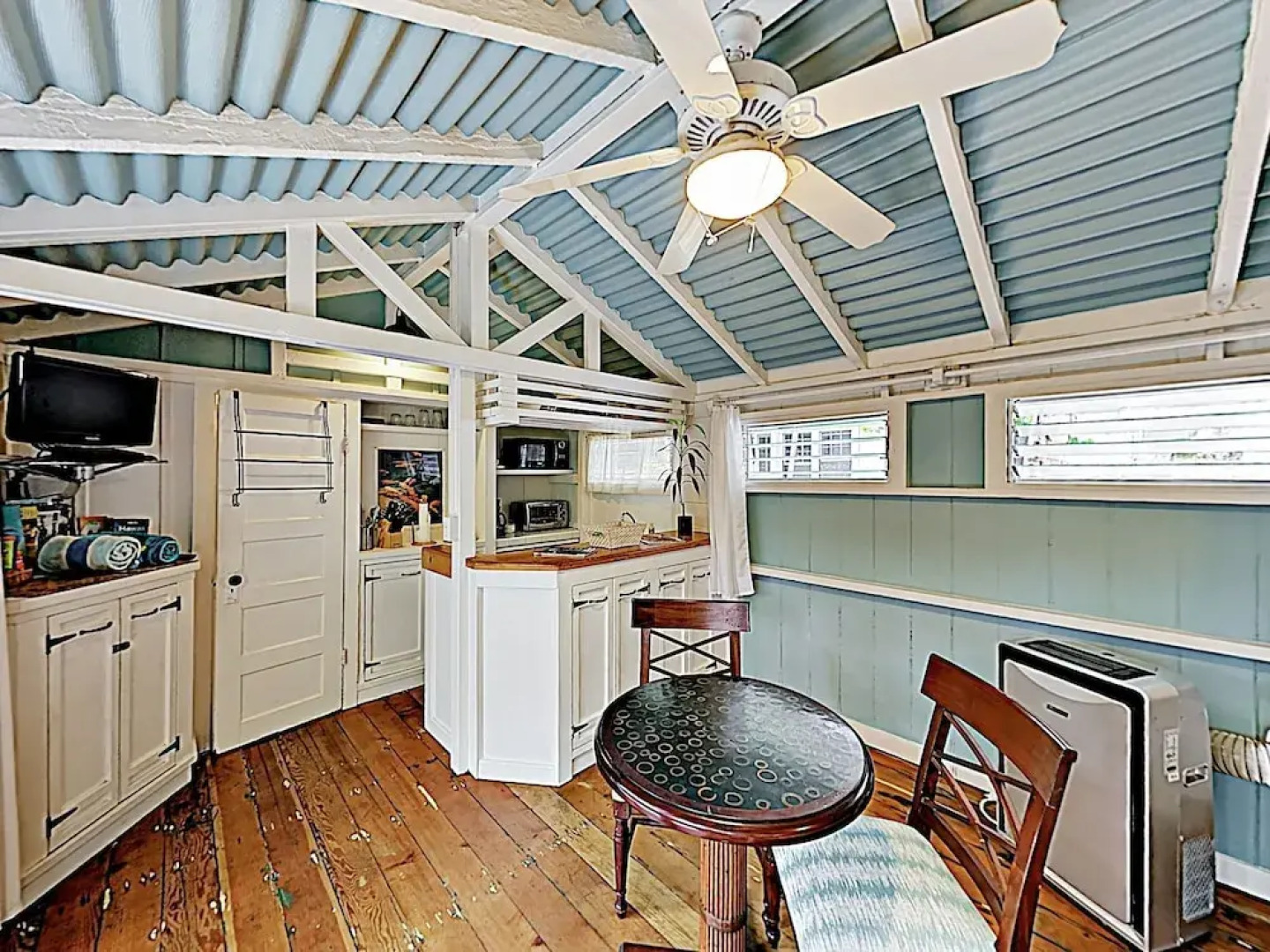 New Listing! Ohana Studio - Steps to Lanikai Beach cabin