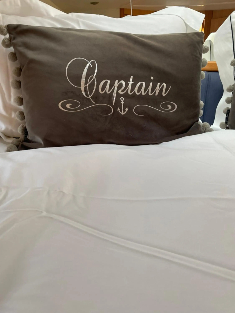 ENTIRE -HEATED -LUXURY YACHT - moored on Private Island -WIFI -sleeps up to 4 Adults or Adults with children over 2 years old -LAPLAND UK THORPE PARK LEGOLAND WINDSOR CASTLE HEATHROW ASCOT RACES WENTWORTH SAVILLE GARDENS LONDON