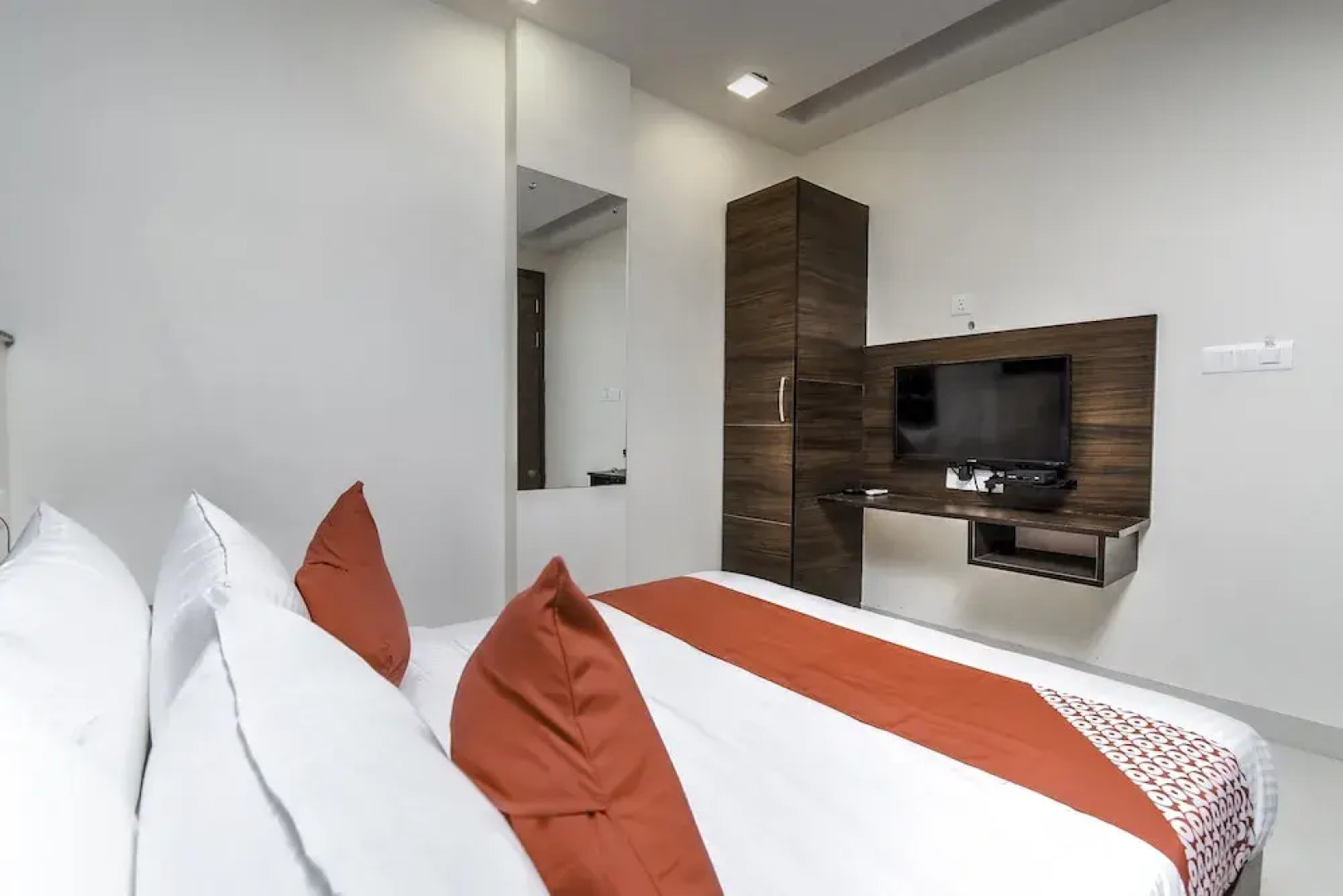 SPOT ON 48336 Vj Inn Nagamalli Thota