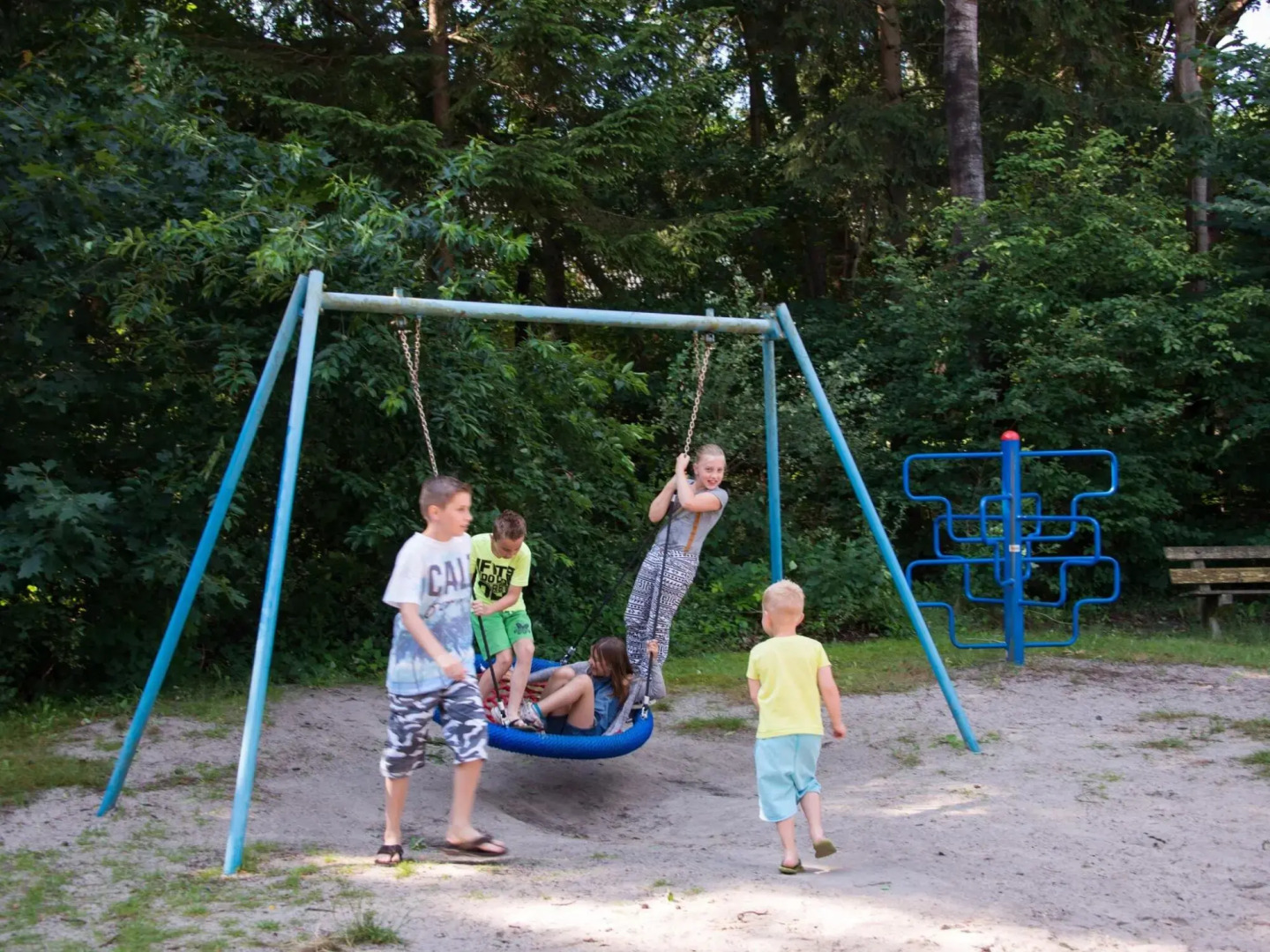 Spacious villa with sauna and hot tub, in a holiday park near a National Park