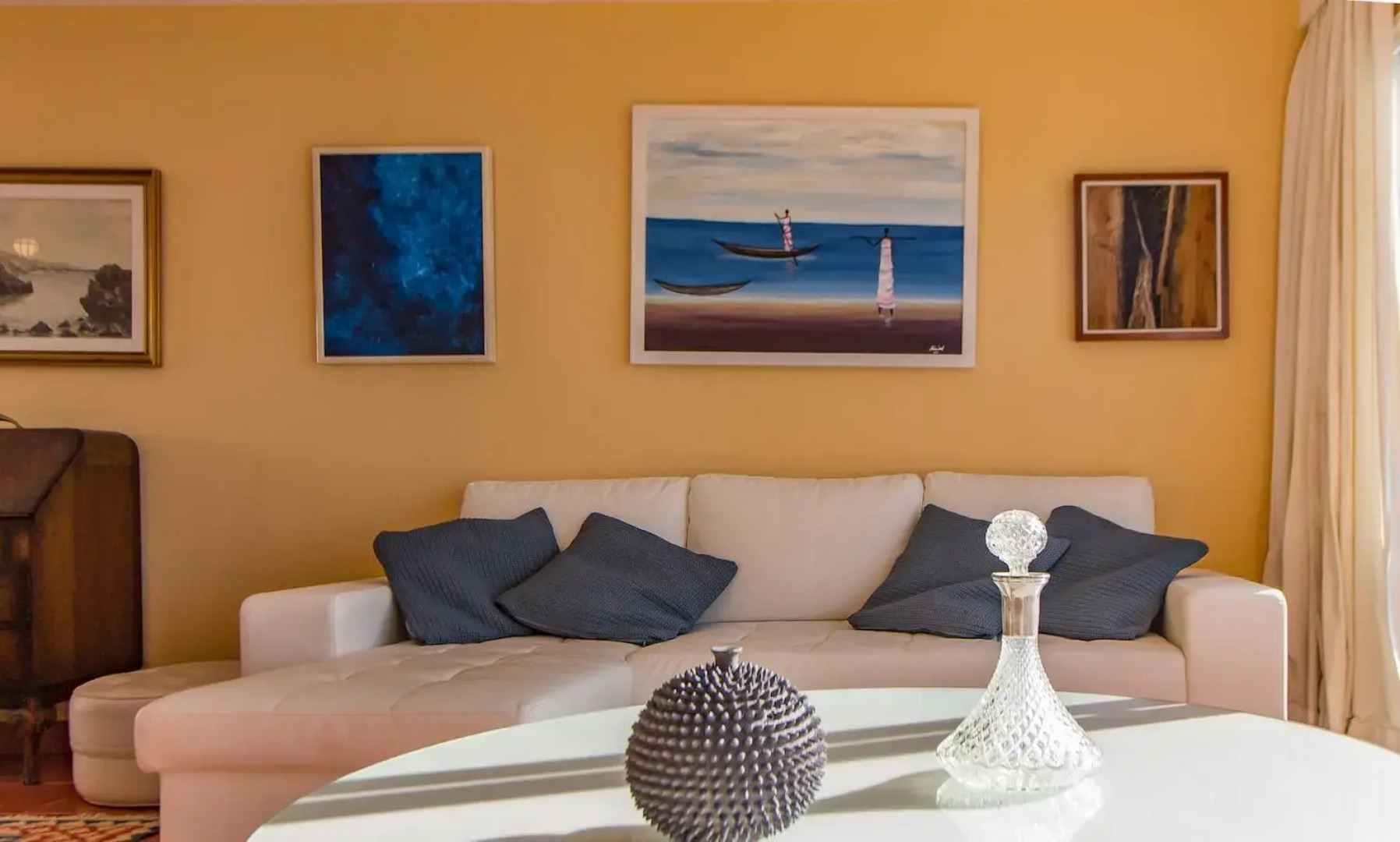 Villa in protected space in front of the sea