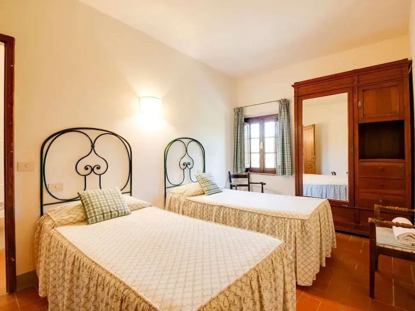 Belvilla by OYO Lavish Farmhouse With Fireplace