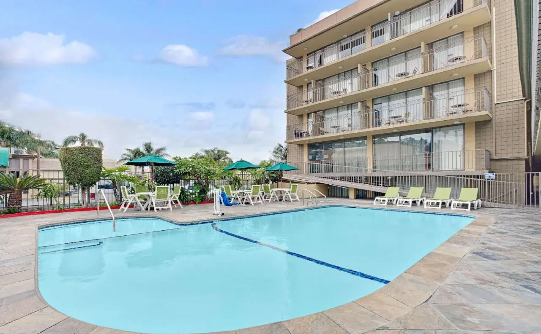 MC Pacific Inn & Suites