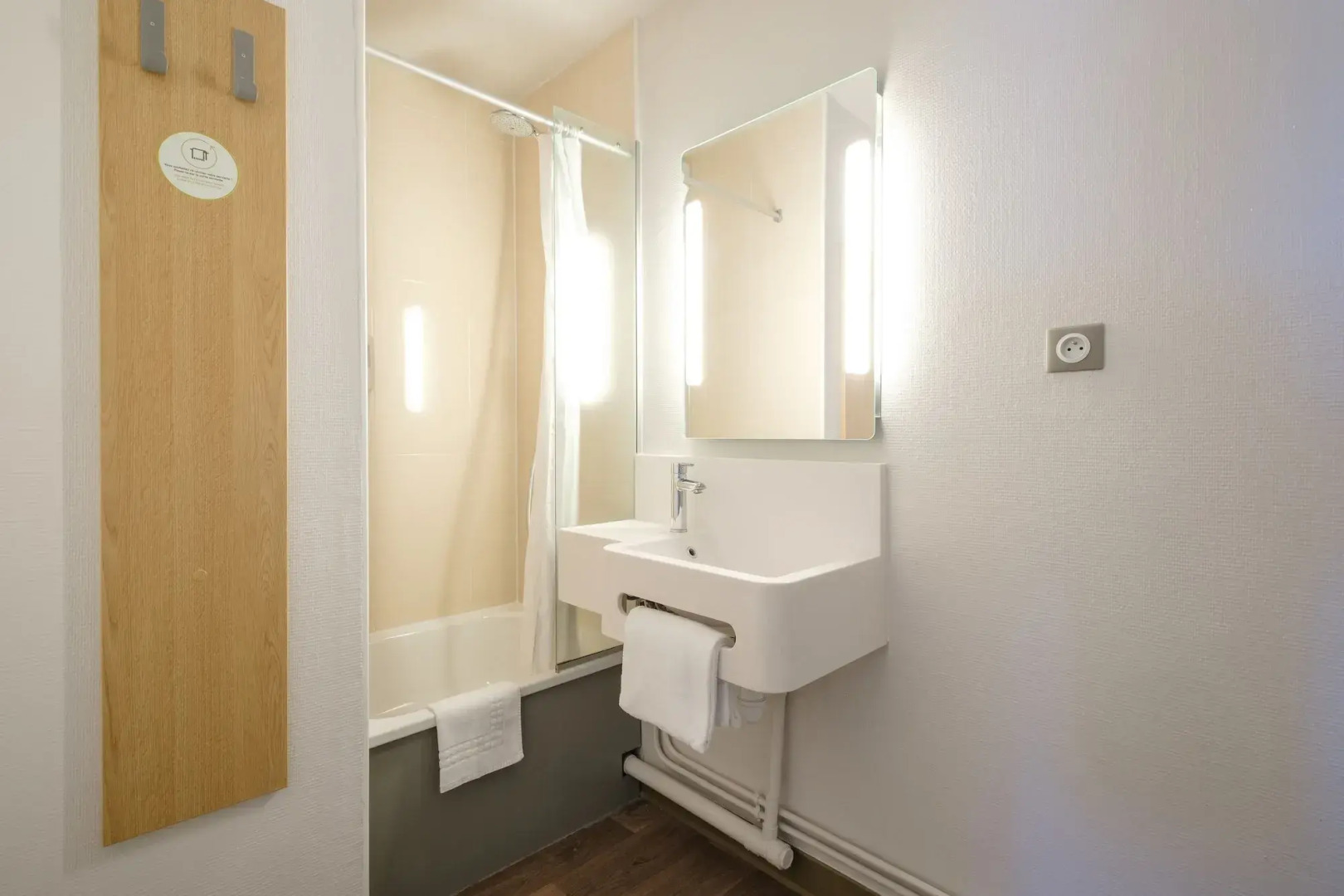 B&B HOTEL Calais Coquelles Tunnel sous la Manche