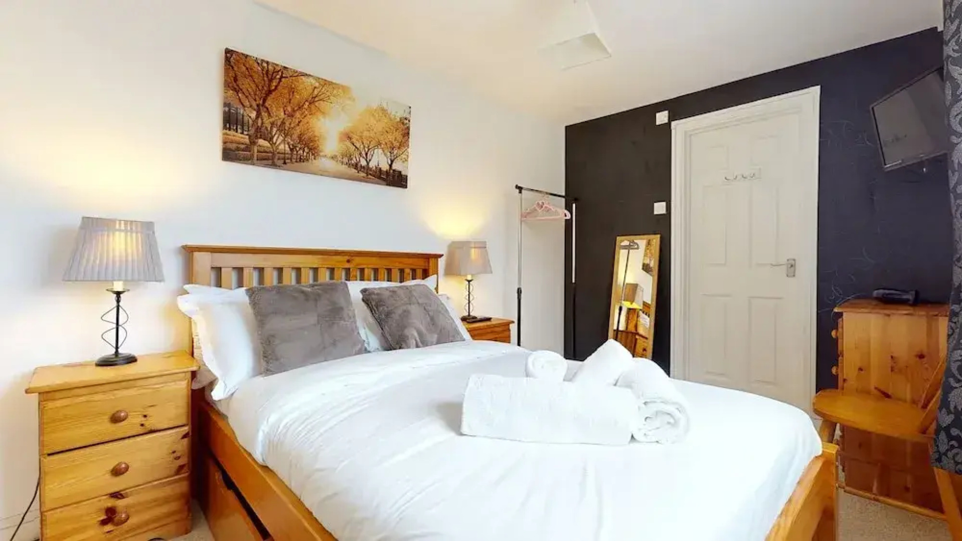 4 Bedroom Home - Sleeps 10 - Free Parking