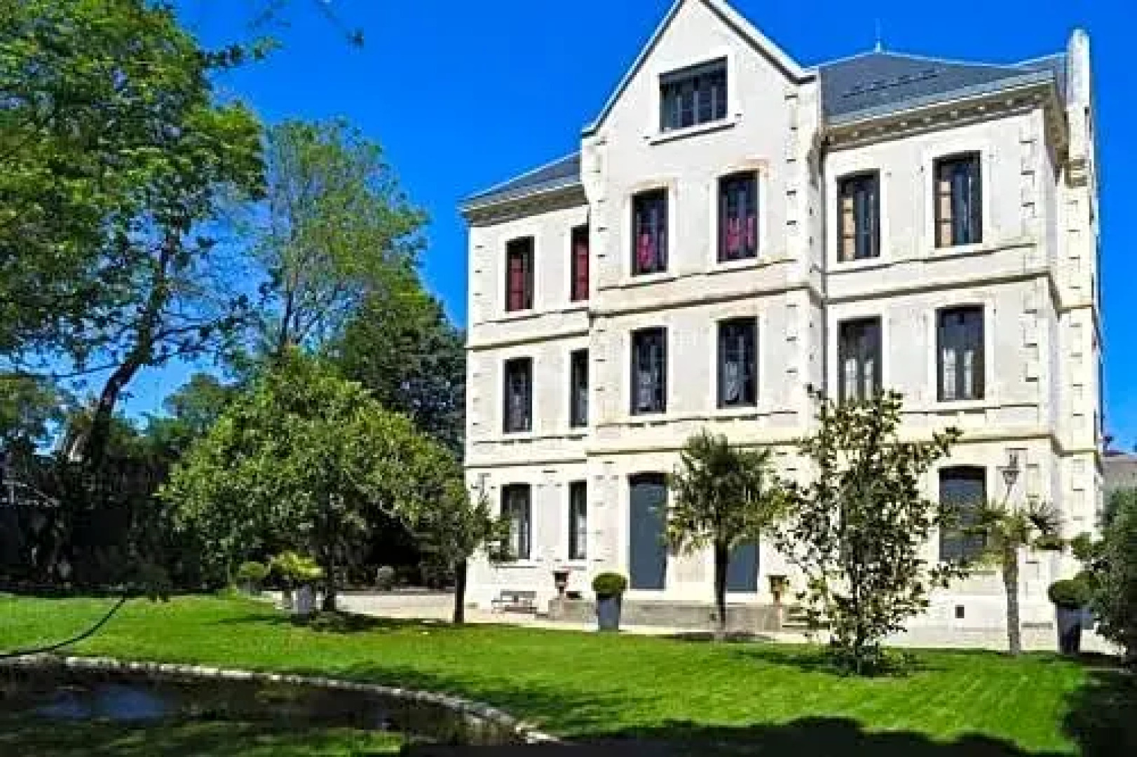 Demeure Saint Louis, cité 10mn à pieds, piscine chauffée, Clim AC, Parking privé