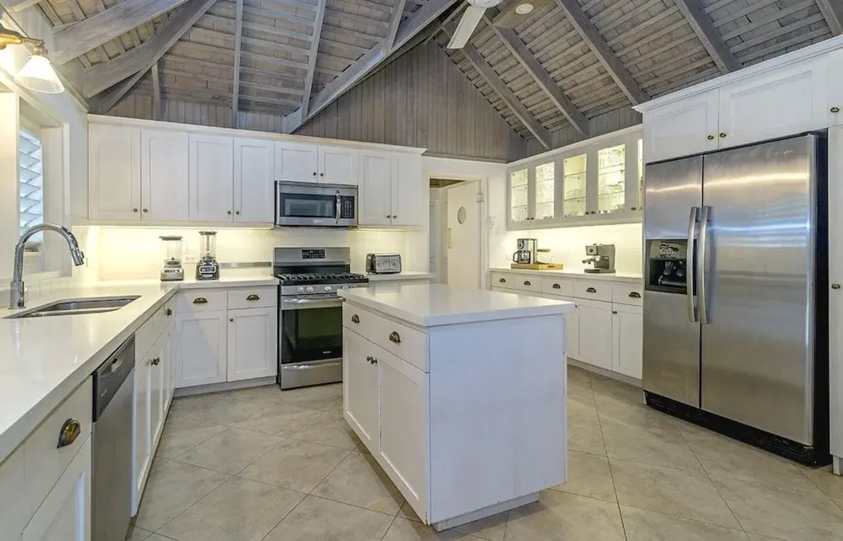 Staffed Round Hill Membership Van/driver 5 Bedroom Villa