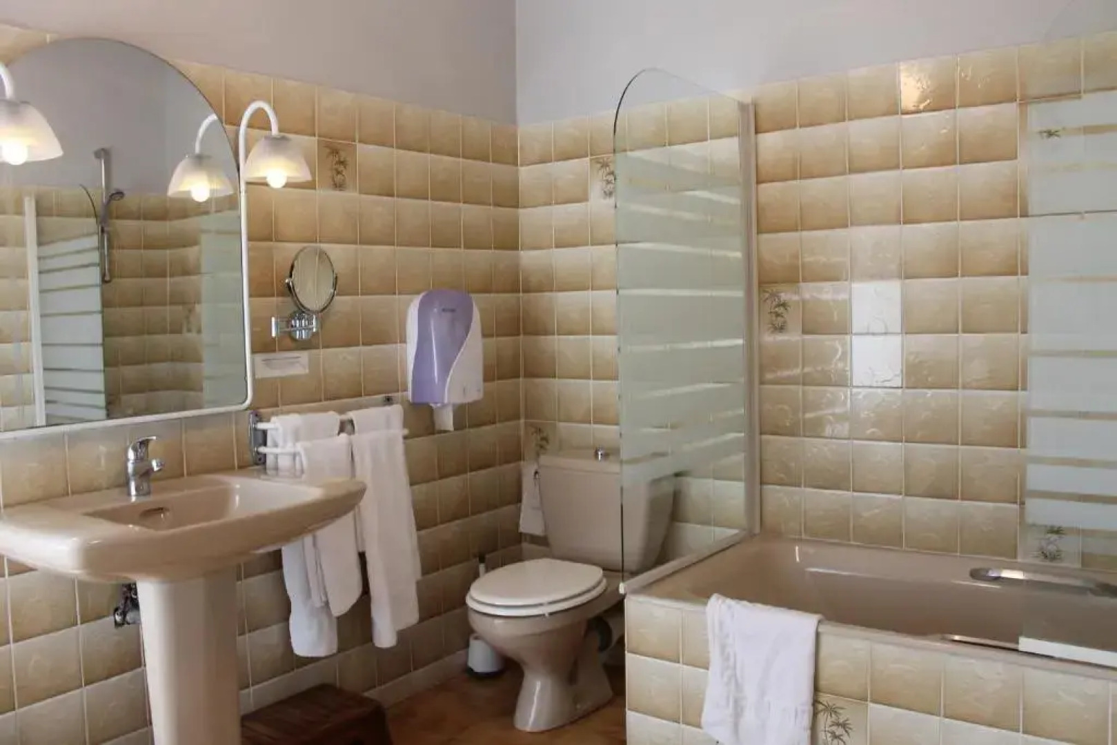 Logis Hotels  Auberge De La Tour   Hôtel Et Restaurant