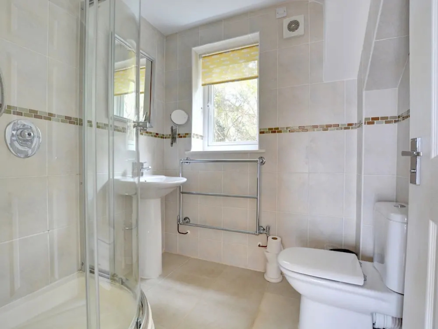 Detached House Overlooking the Beach With Enviable Unbroken sea Views