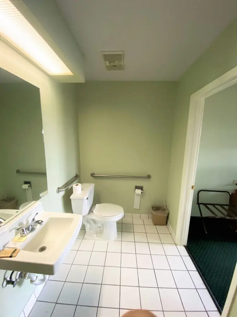 Pine Point Inn & Suites