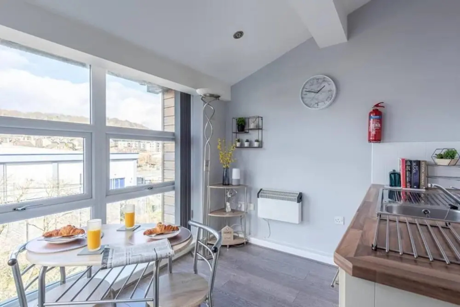 Riverside Balcony With Parking Minutes To Saltaire