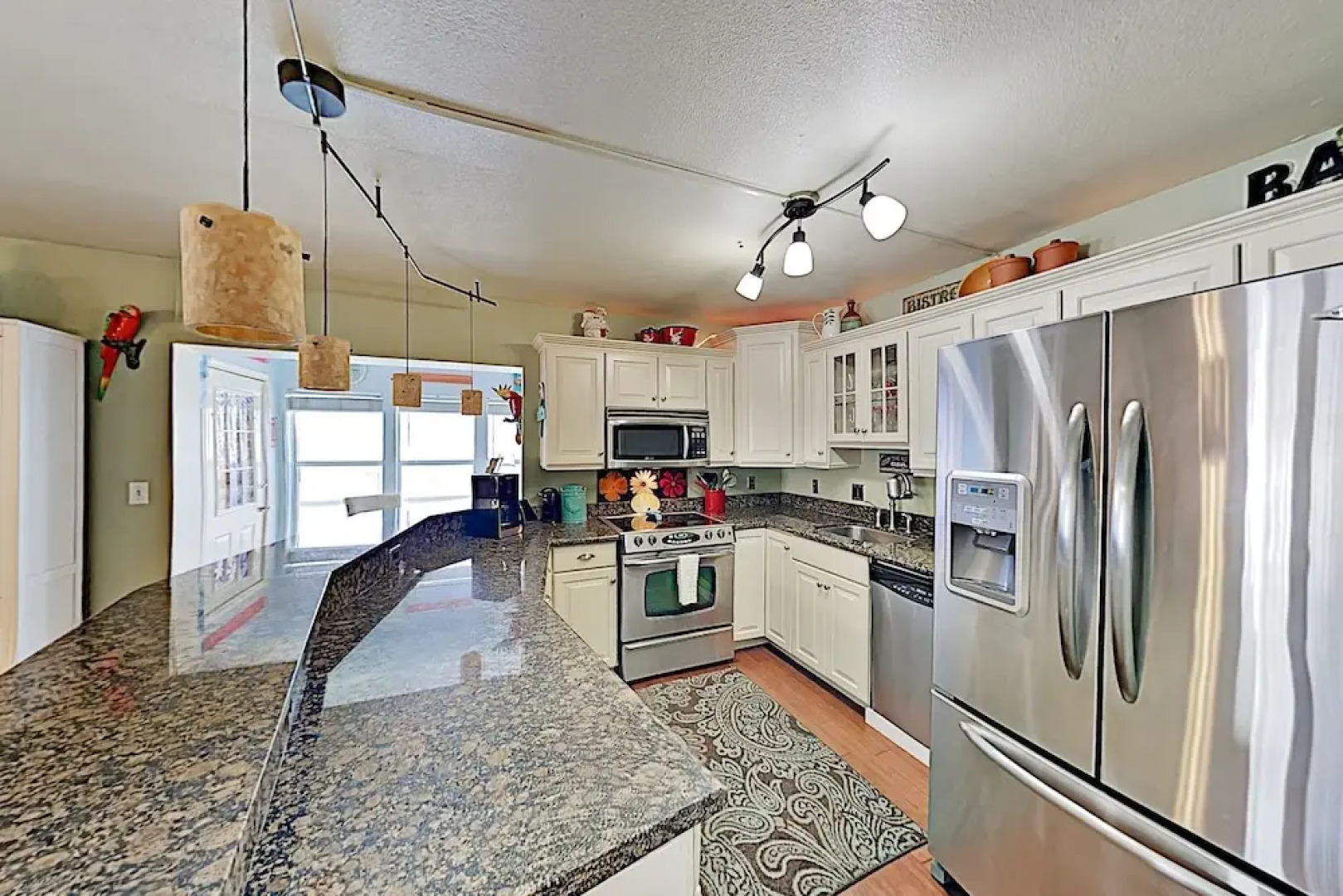 Canal-front Corner W/ Pools - Near The Beach! 1 Bedroom Condo