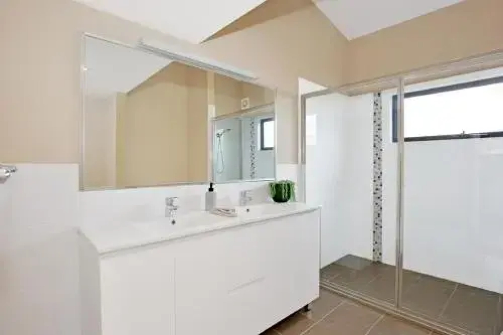 Panorama @ the Lake - Pet Friendly - 15 Mins to Hyams Beach