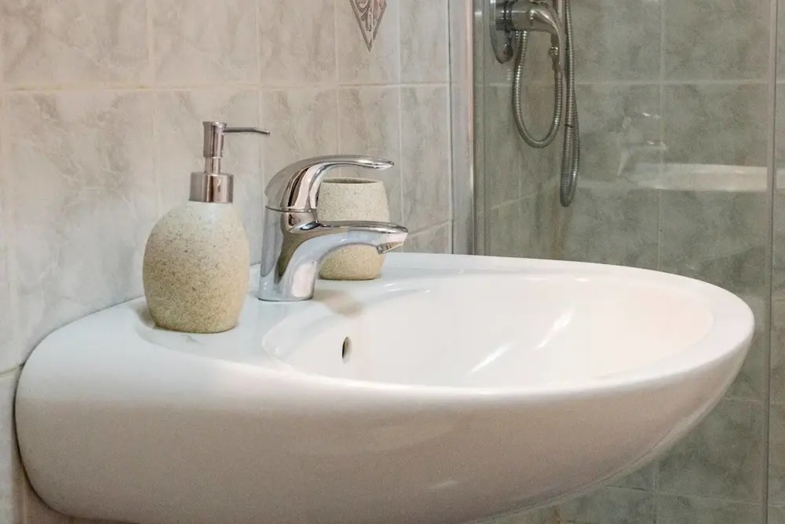 ALTIDO Cozy Lake View