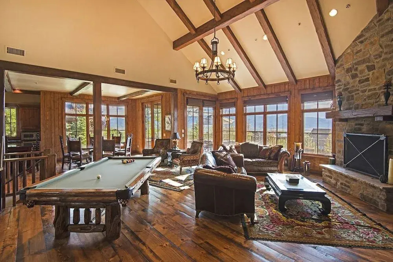 4BR Luxury Ranch Cabin by RedAwning