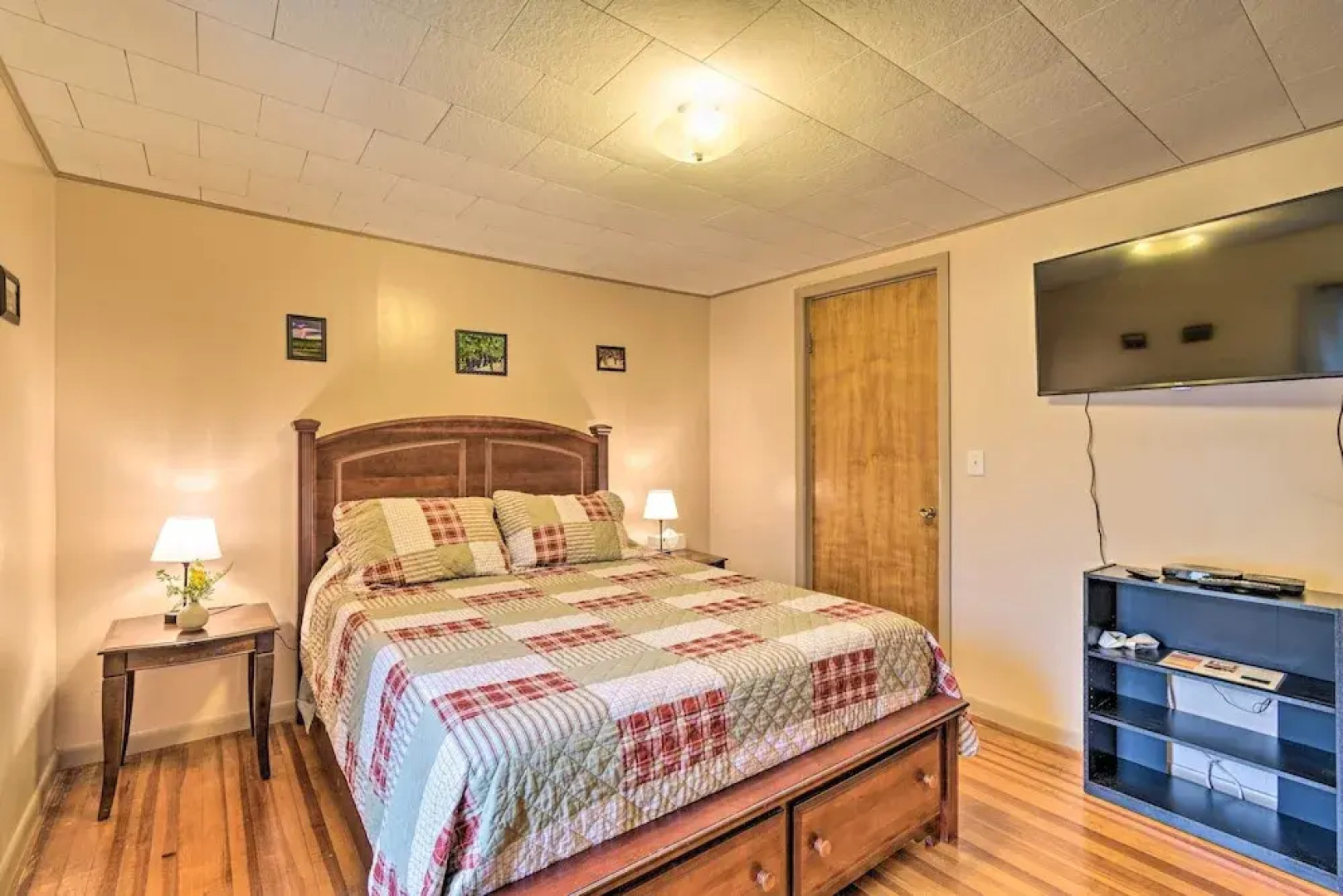 Penn Yan Escape w/ Yard, 1 Mi to Keuka Lake!