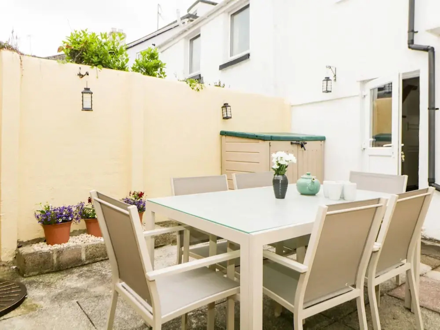 The Yellow House, 13 King Street