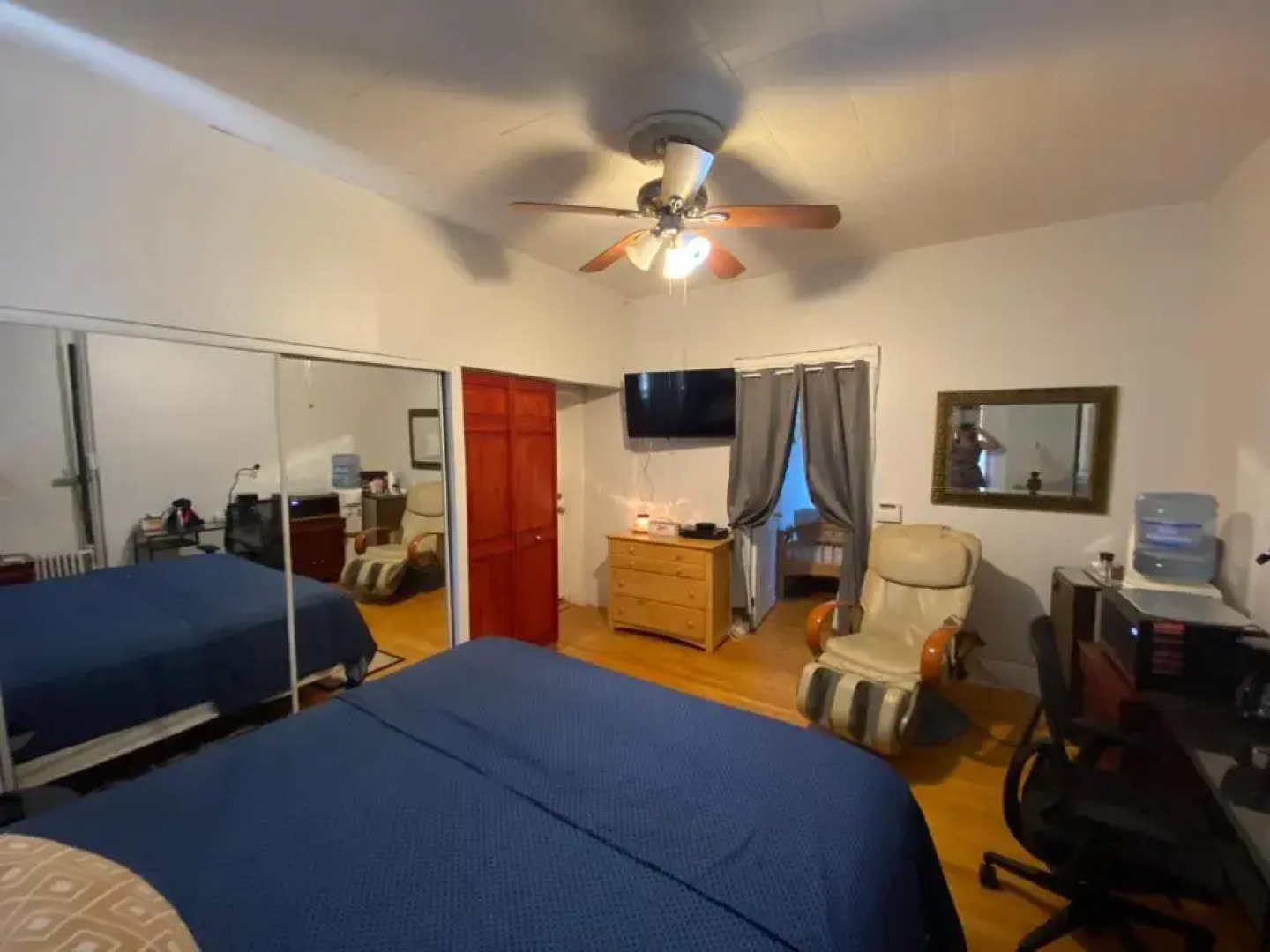 7 Room with Jacuzzi, Massage Seat, and Parking Spac, 15 mins in bus and 7 minutes via New York Waterway Ferry to the CITY - THE BEST CHOICES!!