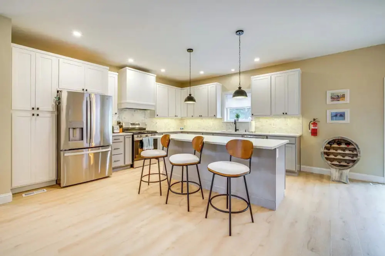 Steps to Sand: Villas Beach House w/ Decks!