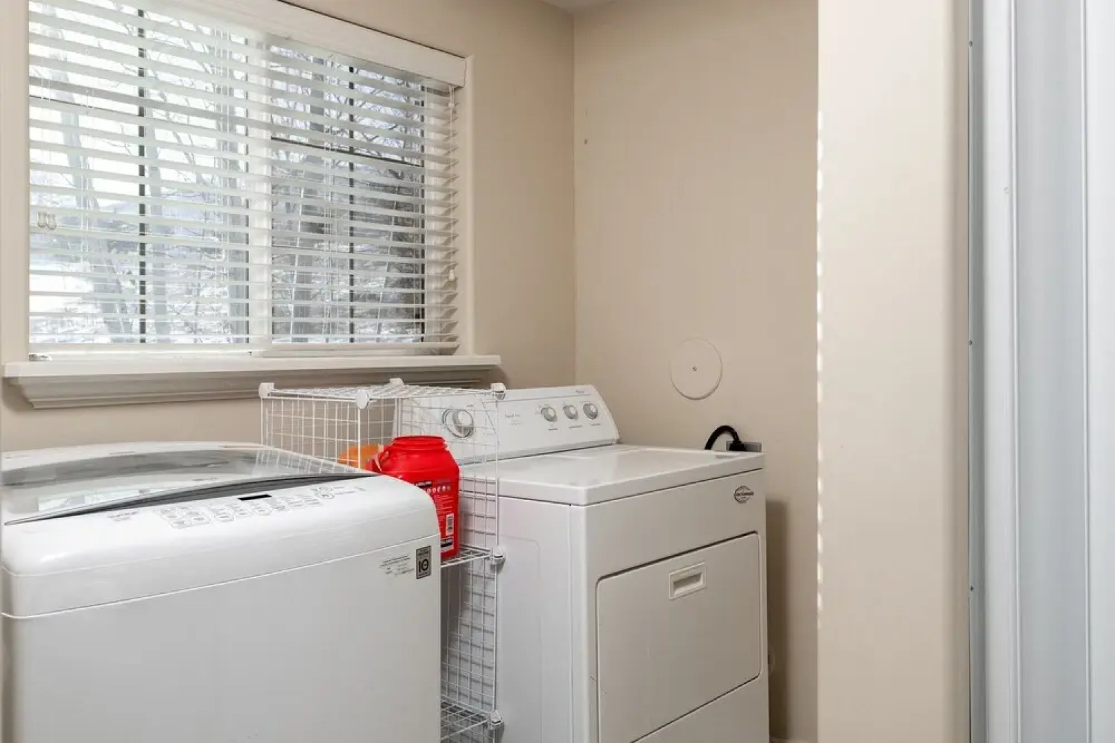 Family Getaway~hot Tub, Ice Castles & Tubing Hs 5 Bedroom Home by RedAwning