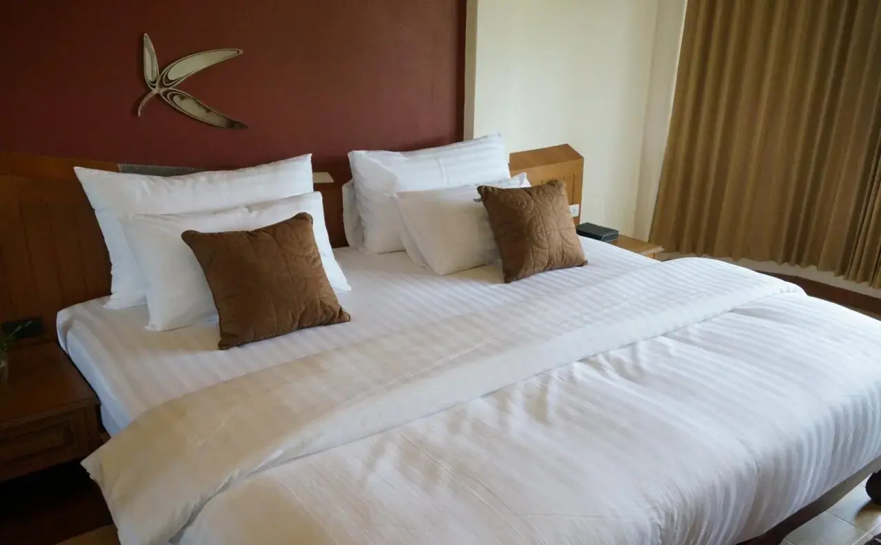 Country Lakeview Hotel