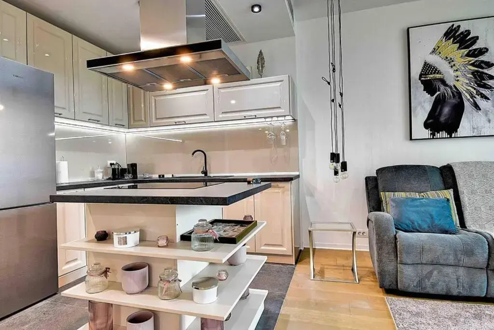 Lake Panorama Loft 5 star Location, Queen Bed, Views