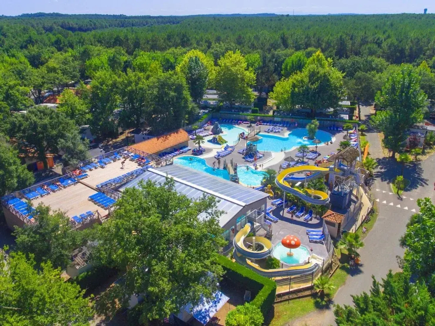 Cozy Mobile Home With Covered Terrace Close to the Beach