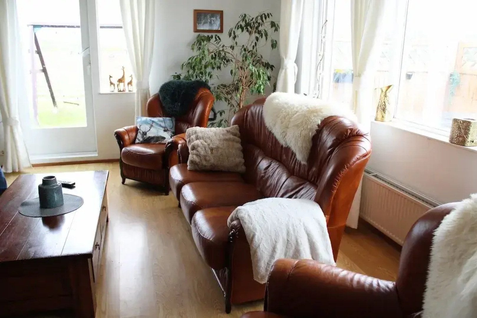 Stóri-Bakki Guesthouse with hot tub