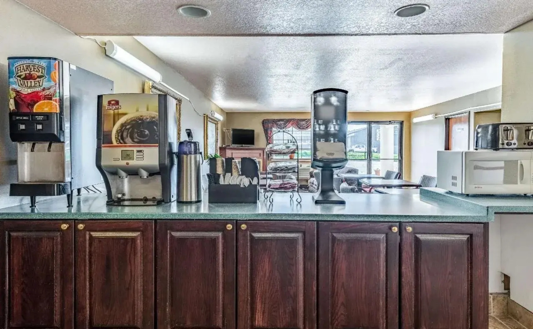 Econo Lodge Inn & Suites