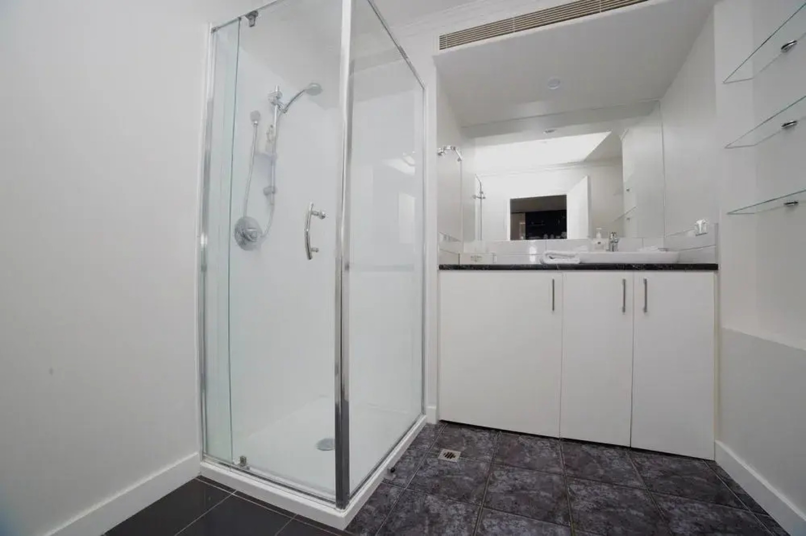 Cosy City Apartment with Pool