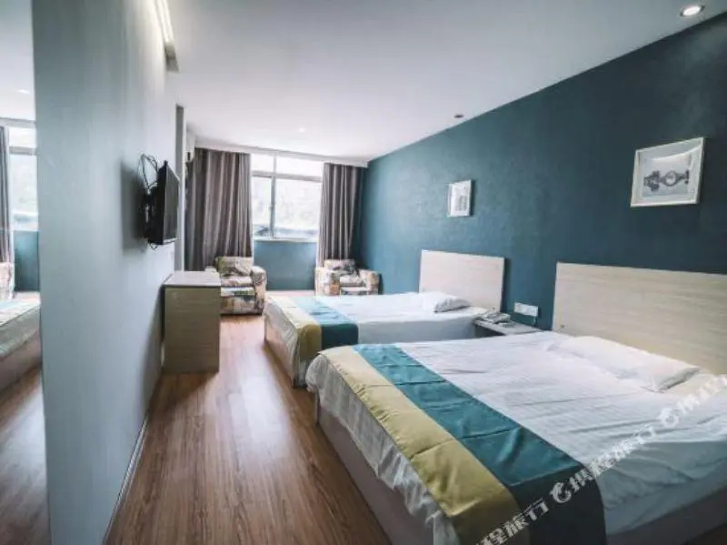 Yibai Hotel (Fengming Jin Street Bus Station)