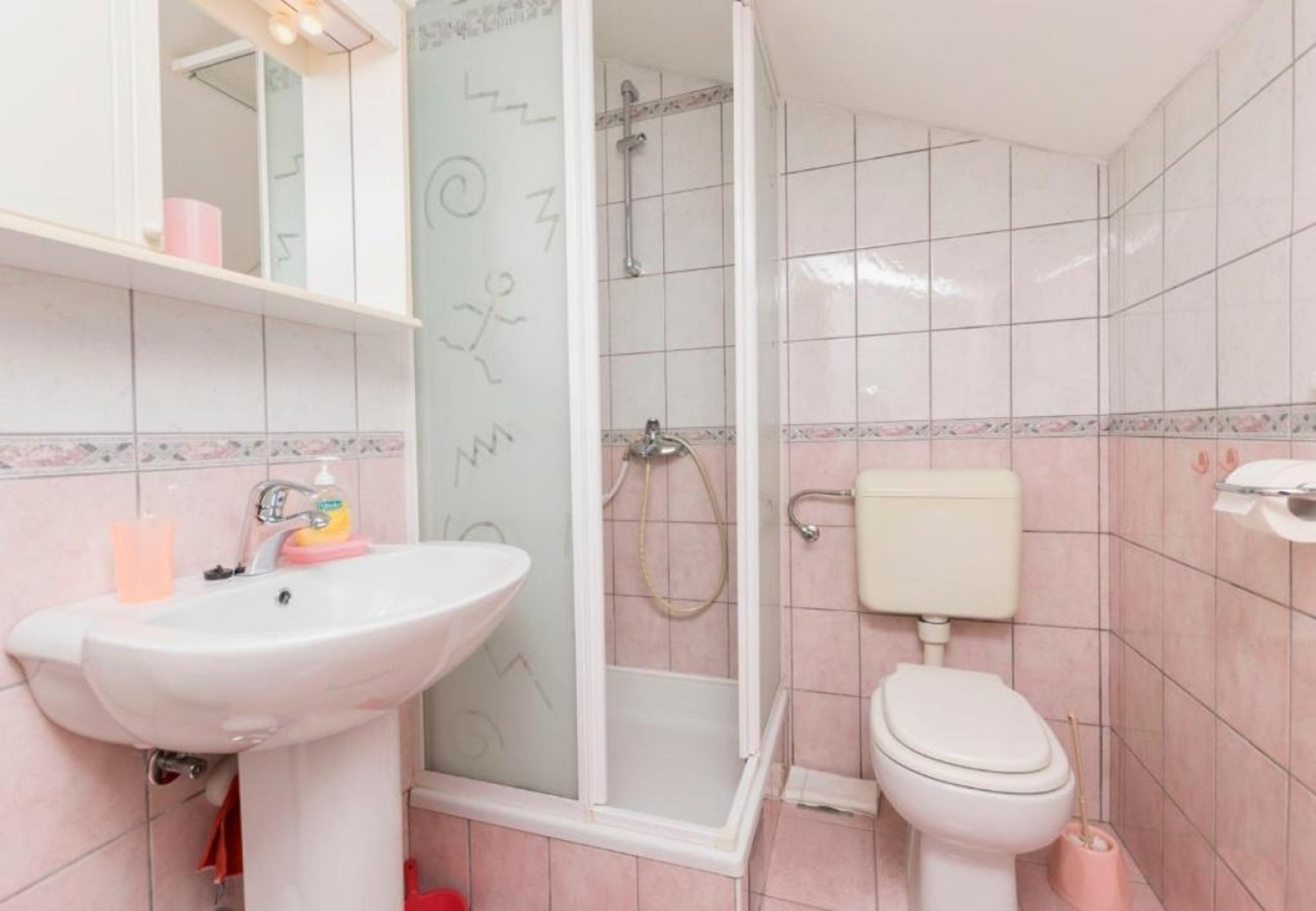 Room Mate 1 - 130 m from sea: R2 Roza Bol, Island Brac