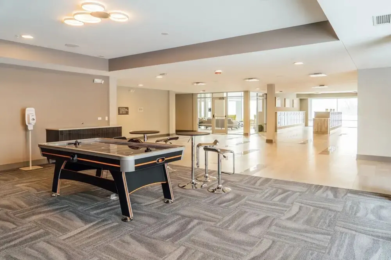 Bright Stylish 2BR Apt in Oak Brook