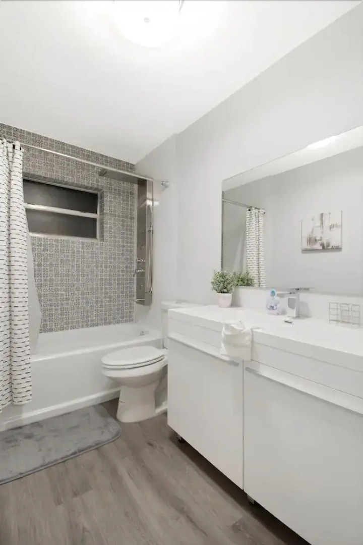 Comfortable Luxurious Home with Hot Tub, Near the Beach