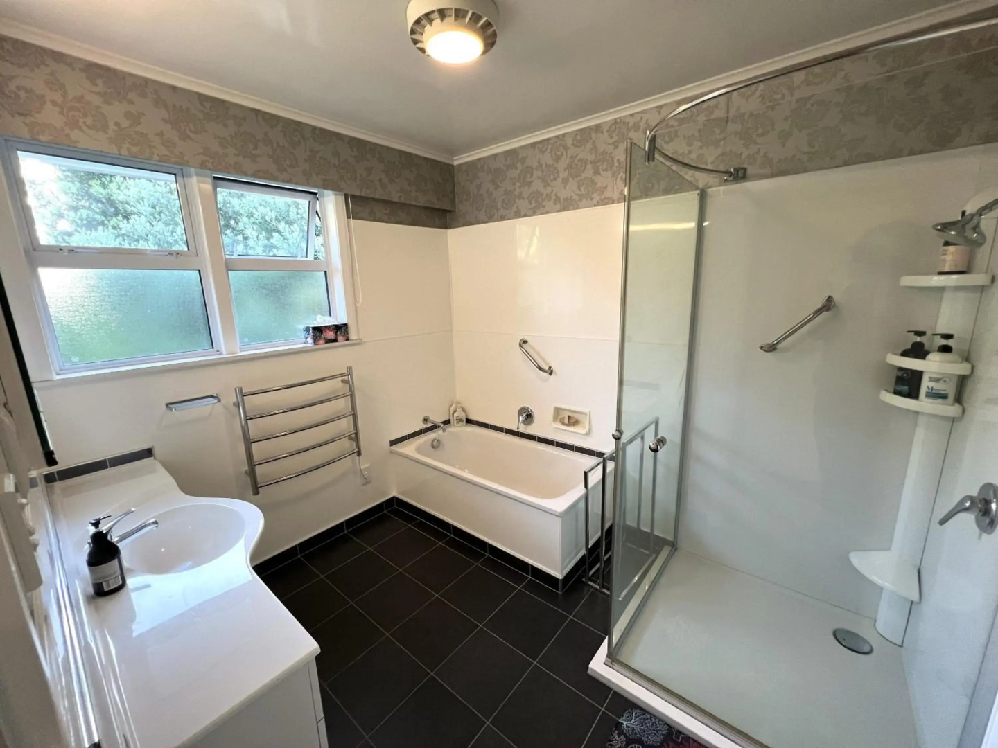 Tranquility Base - Waikanae Beach Holiday Home