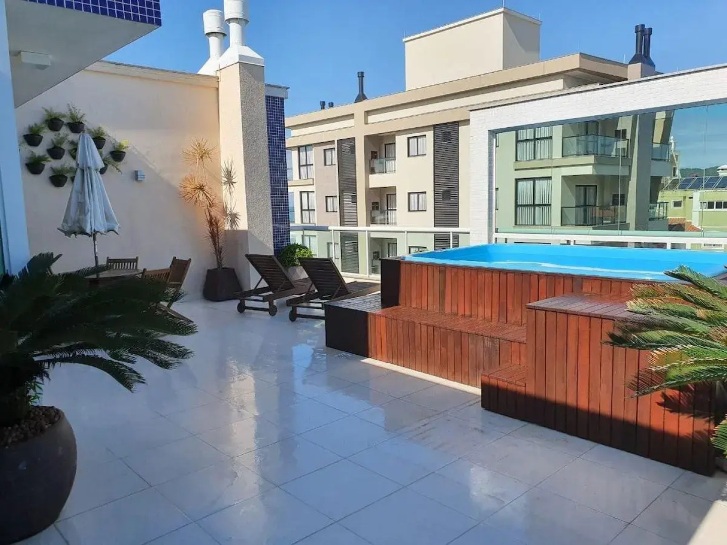 Cobertura com piscina aquecida/ Praia do Mariscal