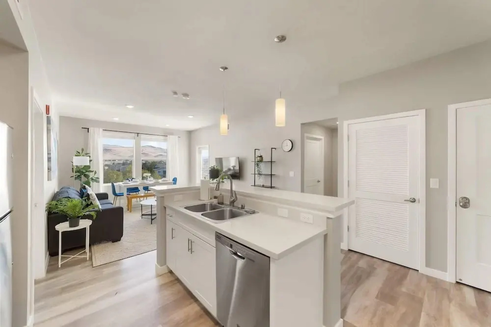 Chic Apt w Jacuzzi Pool BBQ Mountain Views