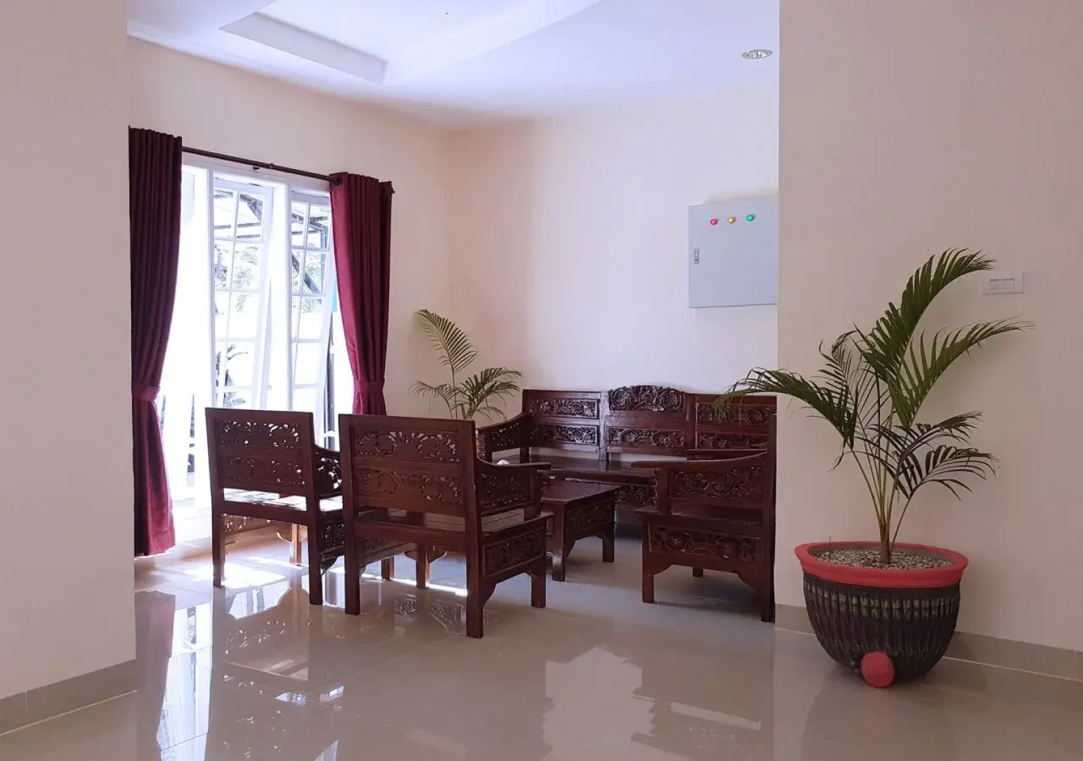 Zoe's Paradise Waterfront Hotel