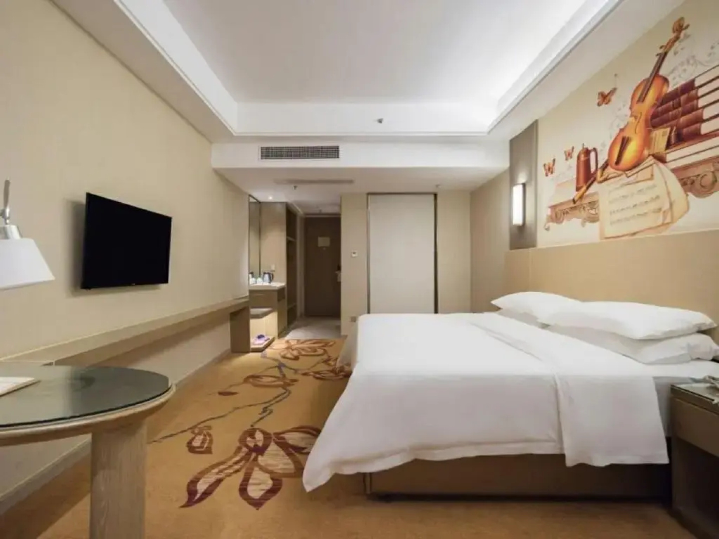 Vienna International Hotel (Haikou Old Town High-speed Railway Station)
