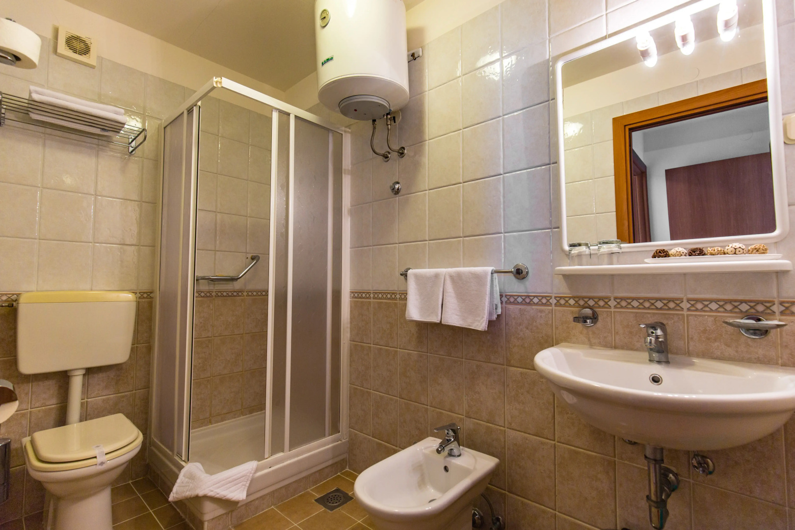 Splendid Golden Rocks Resort