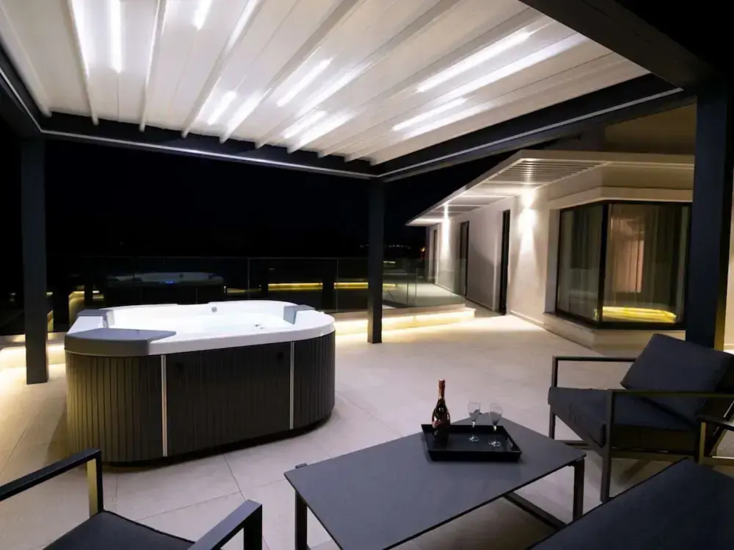 Stylish Stay With Hot Tub
