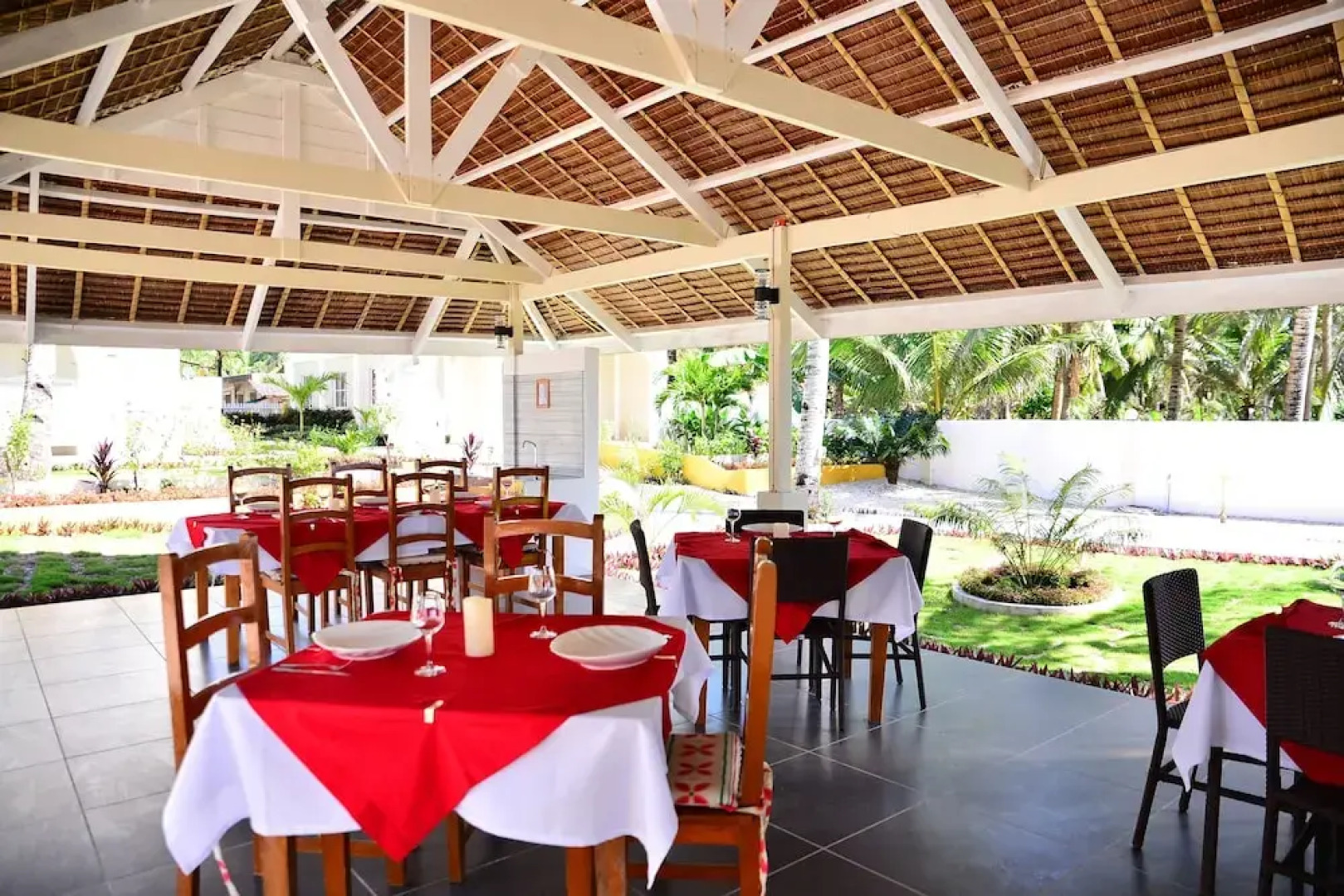 White Beach Dive & Kite Resort Carabao