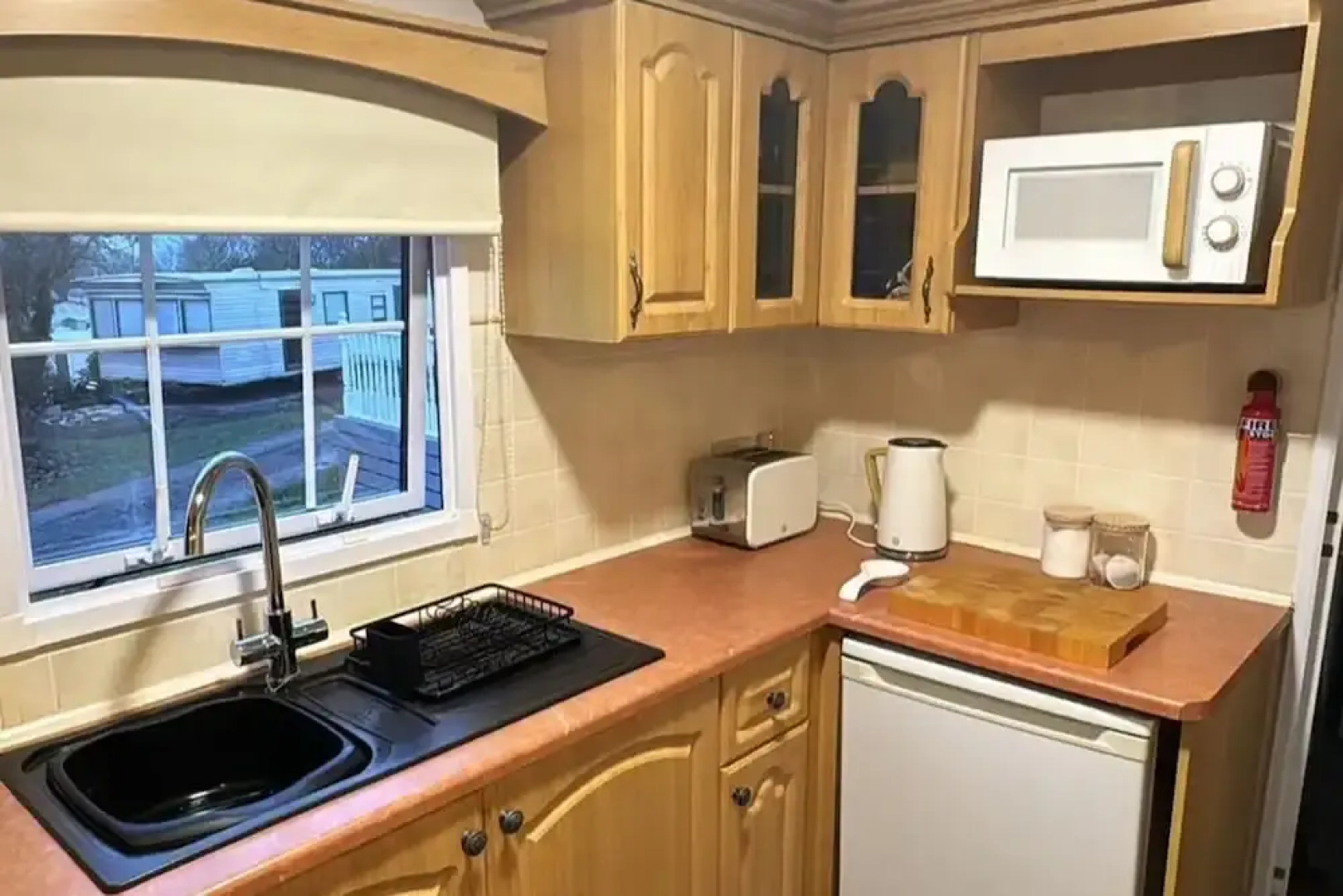 Llanarmon-yn-ial 3-bed Caravan, Sleeps 6