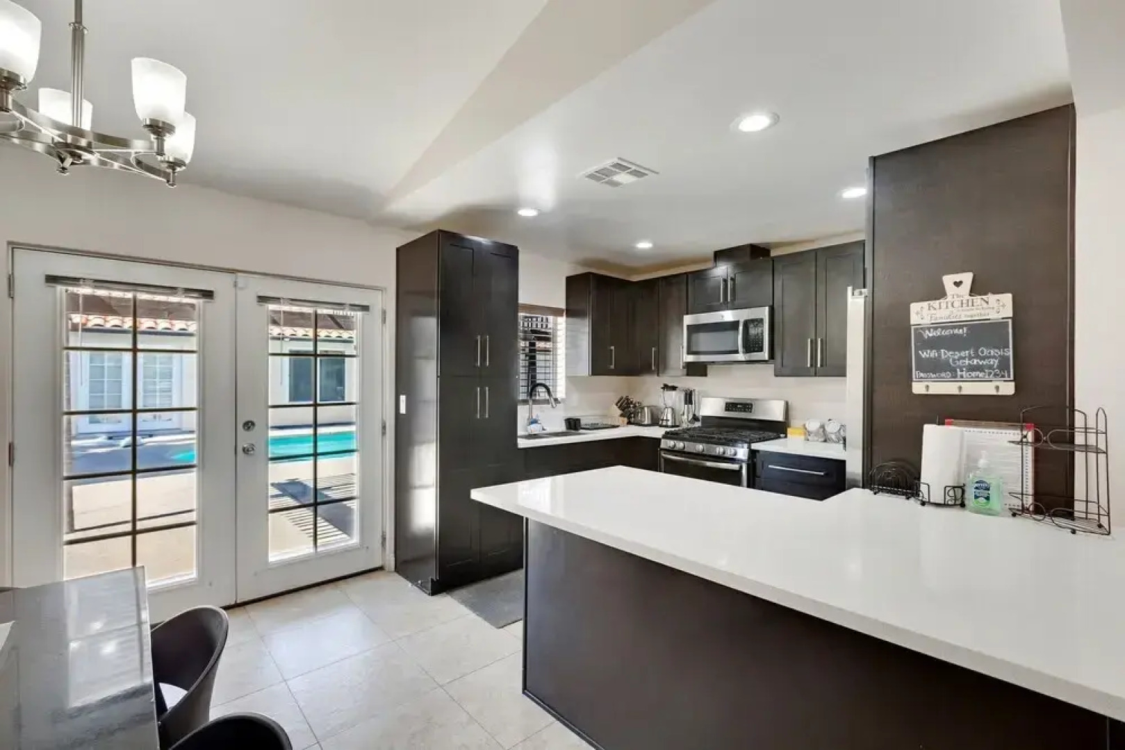 Desert Oasis Getaway 5 Bedroom Home by Redawning