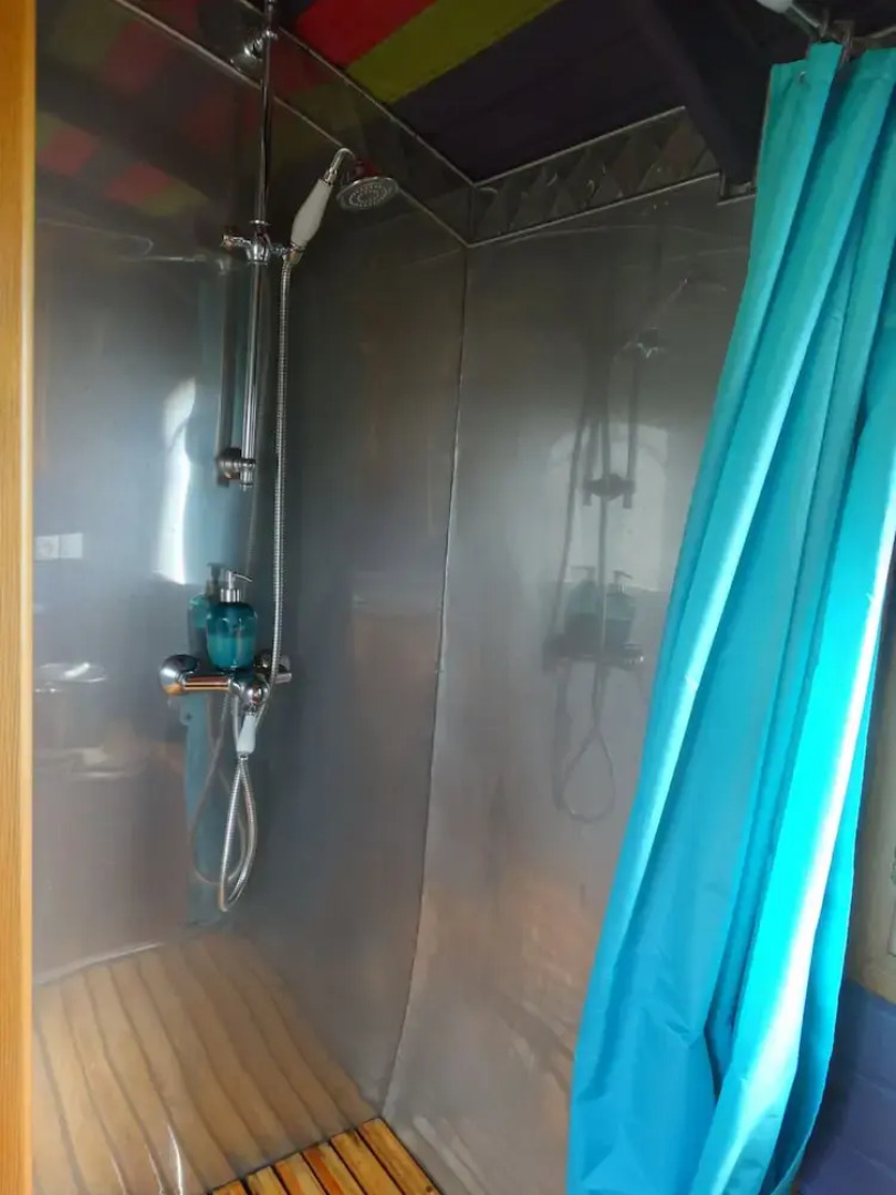 Une roulotte et des chevaux