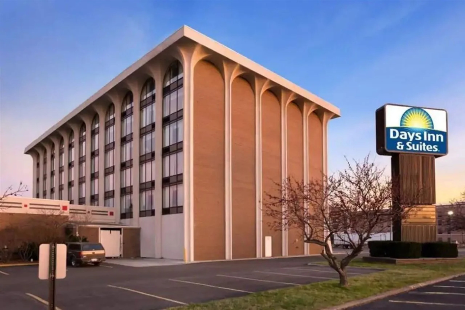 Days Inn & Suites by Wyndham Elyria